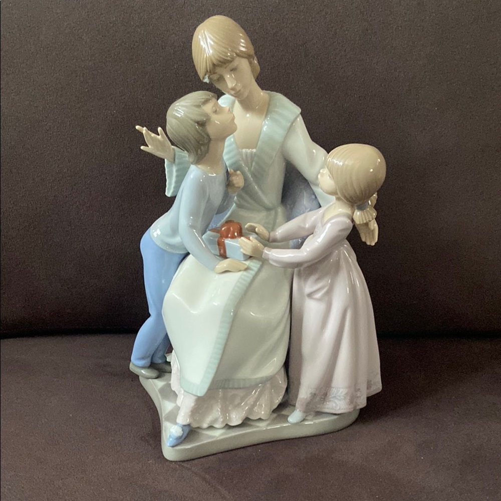 Rare Lladro’ Querida Madre/Mothers Day Figurine in Soft Pastels